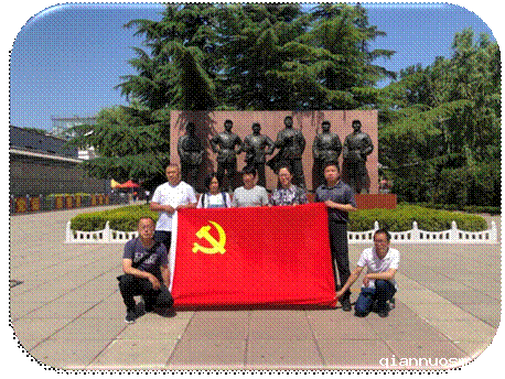 塑像前.jpg